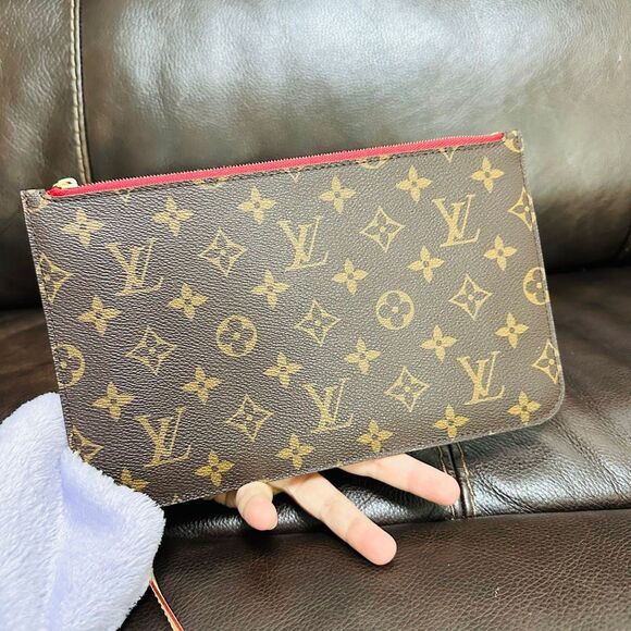 Louis Vuitton Neverfull MM Pouch - Picture 6 of 11